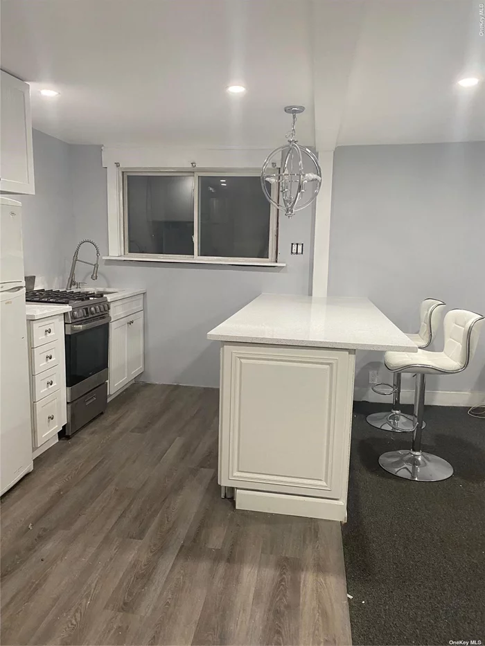 BEAUTIFUL COZY RENOVATED BUNGALOW FEATURES 1 BEDROOM, LIVING ROOM, EAT IN KITCHEN , AND FULL BATH! PROPERTY LOCATED IN BACK OF ANOTHER HOUSE! COMPLETE PRIVACY! CLOSE TO ALL! WILL NOT LAST!
