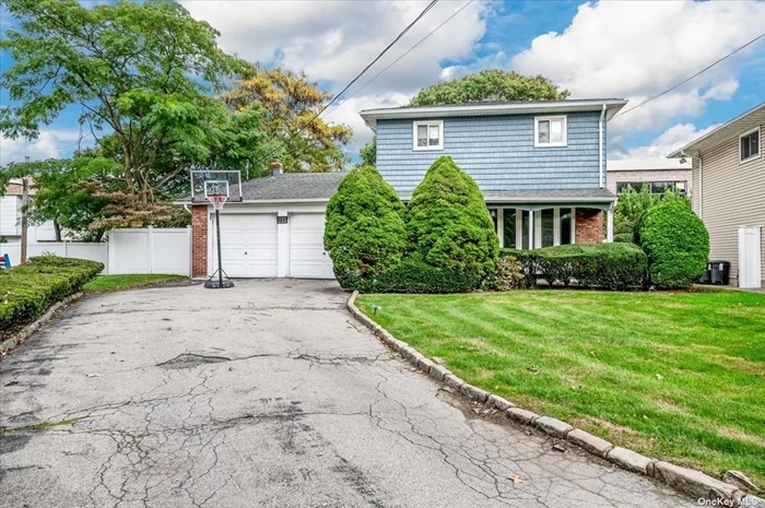 Amazing location!! Welcome to 1122 Westwood Rd, at the corner of Daub Ave, on the border of Woodmere&rsquo;s prestigious Academy Area. Featuring 4 bedrooms (on one level), 2.5 baths, a large main floor den and a huge backyard, this home is fabulous for the whole family. There is 2 zone CAC, 3 zone gas heat, in-ground sprinklers and a beautifully renovated primary bathroom. Roof and CAC are relatively new. Don&rsquo;t miss this opportunity!
