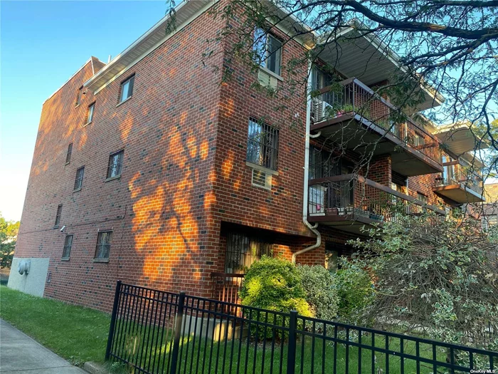 Beautiful Treeline Street. There are beautiful and pretty trees along the road in front of the building.  There is a washer and a dryer in the unit. This unit was renovated in 2018. The unit has two balconies, in the front and back. Garage included. Hardwood floor Unit. Near the bus stop, train station, shopping street and malls.