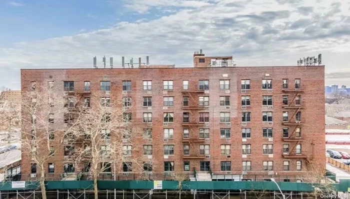 Located at Kissena Boulevard & Melbourne Avenue in the Flushing, this bright and charming 1 bedroom and 1 bathroom condo with a private parking, updated floor, bath, kitchen and appliances. Low Maintenace and taxes include all except electricity, Close to school, park, supermarket and transportation.