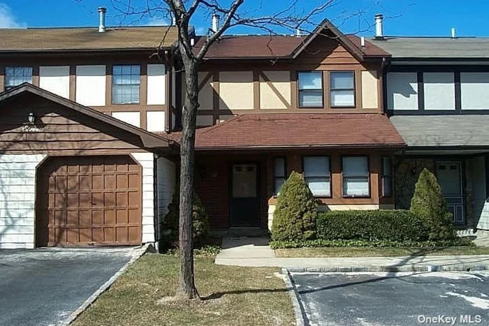 :Beautifully 2 Bedroom 1.5 Bathroom Cambridge Model Townhouse in Woodbury Village. Large Eat-In Kitchen , Custom Cabinets, Plenty of Counter Space. Open Concept Living Room/ Dining Room Combination Nice Backyard. Primary Bedroom w/ 2 Large Closets. Second Bedroom with Walk In Closet. Plenty of Storage and Space. Utility and Laundry FIrst Floor. Access To Tennis & Pool. Syosset School.