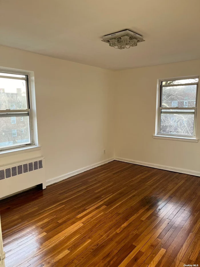 Sunny apt on the top floor. Flexible board pets friendly. Low maintenance closer to the flushing meadows park. Bus : Q44&Q20&Q64&QM4. Please verify your proof of funding & income. no cash deals ( board policy ) J4 layout