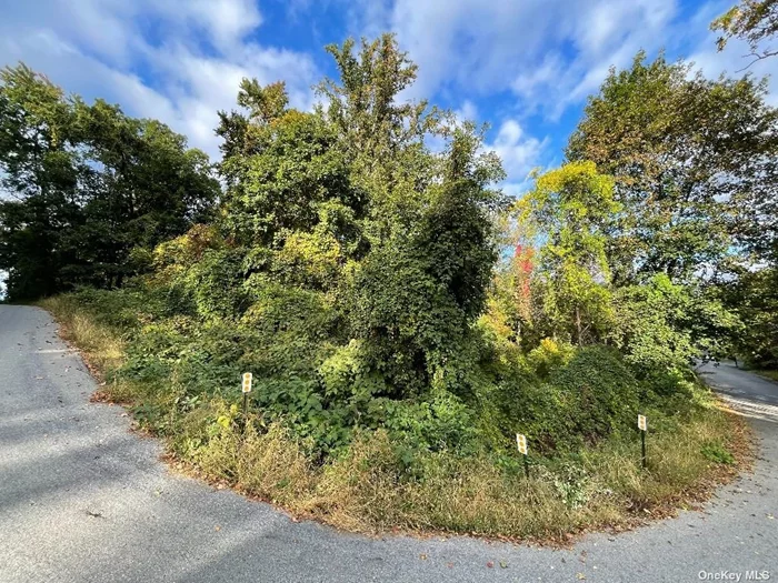 Culdesac street, with absolutely no through traffic, this is an ideal location; a quiet spot in Cortlandt Manor. Property has three sides of street frontage possible. Minutes away from multiple shopping centers, MTA/Metro North, and the Hudson river. Nothing like this parcel currently on the market. One of the last remaining undeveloped lots in a beautiful area of Westchester. Survey available, lot does not have BOH approvals, however this parcel is not within a DEC watershed.