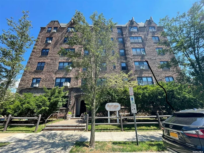 Why rent when you can own an affordable studio Co-op with ridiculously low maintenance. This is a Pre-war building with high ceilings and elevator in the heart of Woodmere. Near the LIRR, Restaurant & Shops.