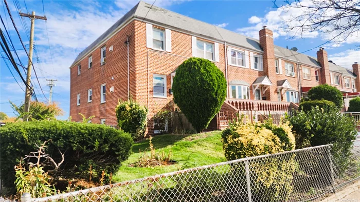 Beautiful 2 Br apt on 1st floor of a multi family house. Nice kitchen, Living and Dining Combo with tiled floor. Tenant has separate meters for gas and electric. Tenant pay all utilities. Close to LIRR, Park, Shops and Buses to Jamaica.