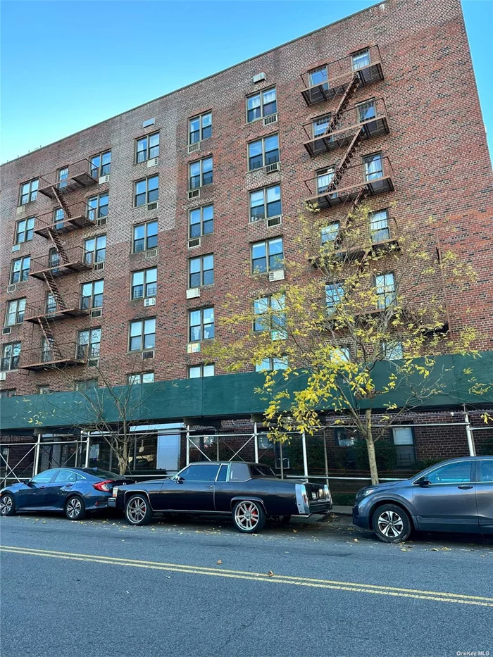 Mid-rise condominium building at great location! Next to Queens College (CUNY)& Townsend harris high school. Close to Major transportation, Nearby Q25/Q34/Q44/Q64 bus Line. JR4 , Huge 1 Bedroom with dining Area, good layout, Beautiful view Can be easy make an additional room or office space. here&rsquo;s one outdoor parking space with additional fee of $40K.