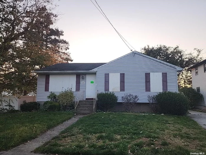 Ranch with 6 rooms 3 beds and 1 bath. Copiague schools