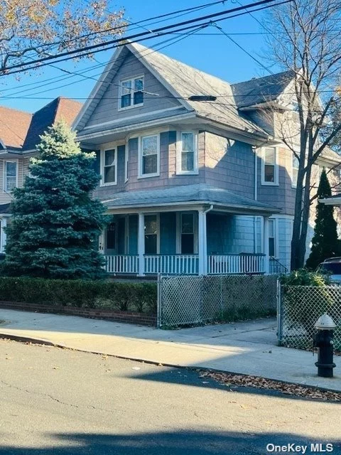 Classic Victorian Detached in North Richmond Hill. 1st floor is a 5 room apartment. 2nd and 3rd Floor duplex, 4/5 Bedroom with Living room and FDR, EIK, 1.5 bathroom. Original woodwork, classic beauty.