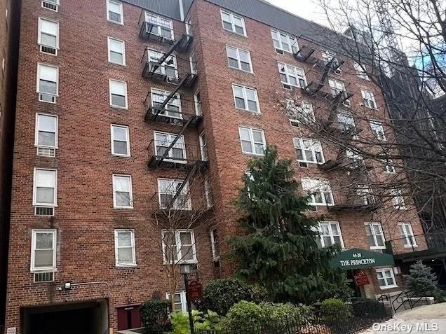 This Douglaston Co-op offers a 1 Bed & 1 Bath with a view of the NYC skyline. This building is well maintanie and has a live-in super. A new laundry machine and intercom door bell were installed in the building. This unit has a assigned outdoor parking space, It is walking distance to public transport, shopping and restaurants. Only a block away from Northern Blvd.