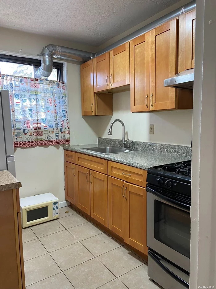 Garden apartment with great environment wonderful transportation close to flushing meadow park. No interview required subletting immediately QM4, Q64, Q44, Q20 please verify your clients.