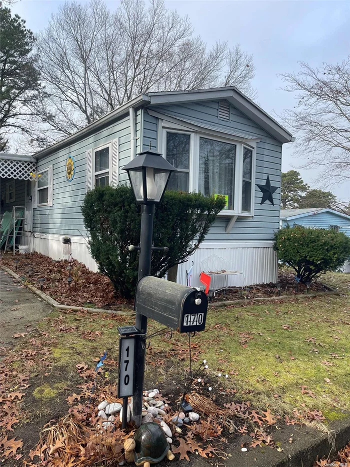 Welcome to Riverwoods, 55+ commuinity in Riverhead. 2Br with 1.5 bath cozy mobile home. Close to the center of Riverhead, Tanger outlet, Peconic Bay Medical Center, Costco, Restaurants, public transportation.Southampton ocean beach rights with permit.