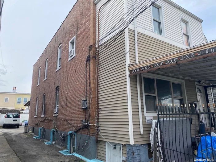 Great investment property , good location, 6 bed rooms, close to transportation, highway etc. Wide share drive way . Price negotiable, present offers.