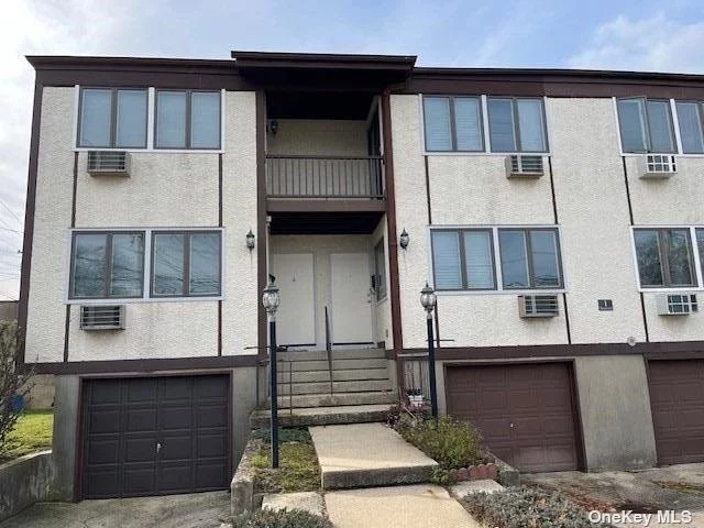 Two bedroom, 2.5 Bath Apartment with Garage and Small Deck off Bedroom. Conveniently Located Close to Shopping and Manorhaven Community Park, Beach and Pool.