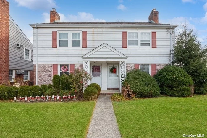 Situated closely to the LIRR, shops on Plandome Road, and Manhasset schools. This corner brick townhouse sits perfectly on this quiet court called Bayview. On the first floor, the living room has a wood burning fireplace. The kitchen is outfitted with stainless steel appliances. The second floor has two bedrooms and a full bathroom. In addition, this townhouse has a full size attic and unfinished basement with high ceilings. Enjoy your morning coffee in the porch off the dining area and the large backyard.