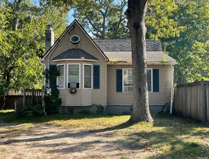 Quaint Cottage situated on nice size park like grounds. The home boasts 1/2 bedrooms, 1 bath, fireplace, EIK and dining area. The home also has a large 1 car garage to store all of your outdoor equipment.