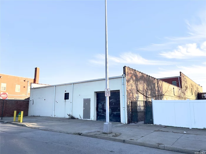 Warehouse with one drive in, can be divided. 1st Floor 6500 sqft---$16/sqft/year 2nd Floor 7000 sqft---$13/sqft/year Real Estate tax and electricity pay by landlord.