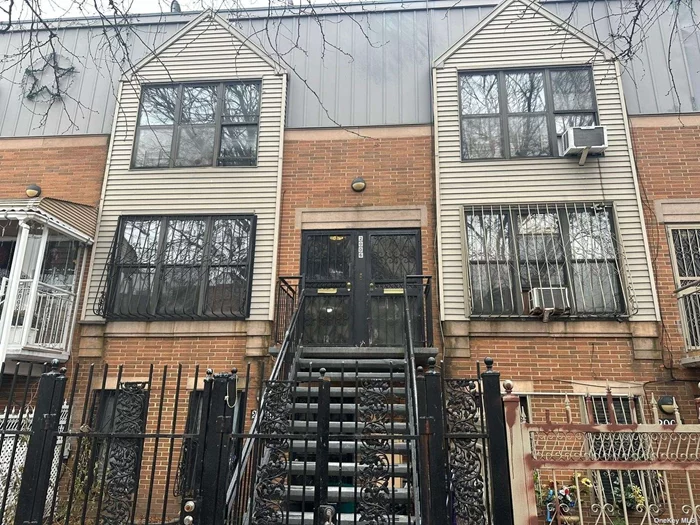 A perfect affordable studio close to all. Ideal for someone who is just starting out. Close to hospitals, shops, public transportation and 2 major Colleges Fordham University and Lehman College. Your search for the right home ends here. Tenant pays for ELECTRICITY only!!!!