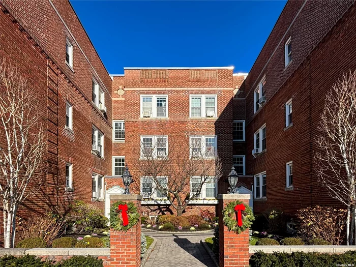 Top floor corner unit 1 Bedroom Coop in the heart of Manhasset. Completely gut renovated in 2023. Located right off Plandome road near Amazing shopping at the Miracle Mile!! Less than half a mile to the LIRR with a 28 minute train ride to Penn station. Comes with a parking space in town that&rsquo;s paid for in all of 2024 Laundry on site. Space in basement common area for exercise bike, elliptical etc. Common charges of $575 per month include heat.