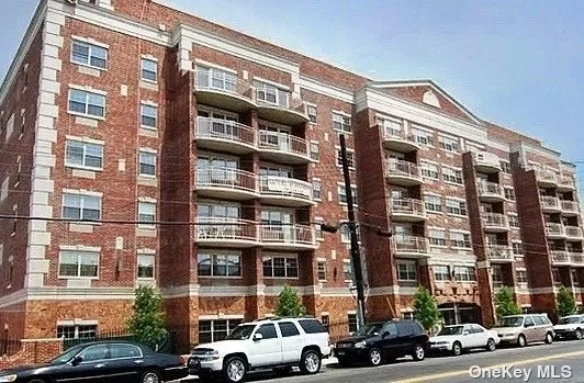 Excellent condition, one bedroom one full bath condo in elevator building. Laundry in the basement. Waiting list for parking. Close to Flushing Corona Park, Q48 bus to Main street Flushing. 5 min walking to 7 train station.