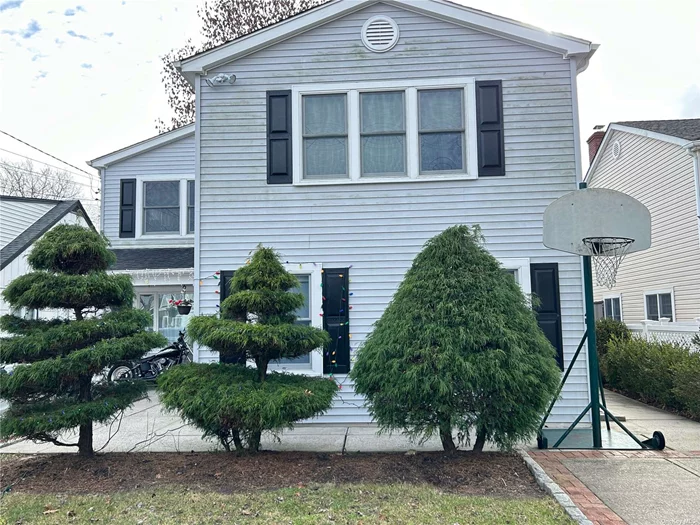 Bright and Beautiful Second Floor Apartment with Laundry in Unit! Featuring primary en-suite with full bath, two additional bedrooms and a full bath. Kitchen with granite counters, large living room with dining room space, open floor plan. Attic for storage. Includes driveway and street parking. Conveniently located near transportation, park, beach, pool, shopping. Join Manhasset Isle Civic Association for summer fun!