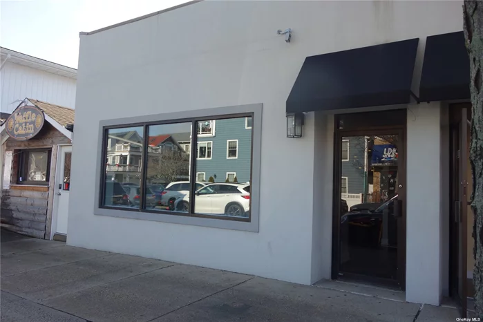 Retail/Office Space Available in Modern Office Building in the Trendy West End Ideal for Professional Offices, Medical Billing/Distribution, Back Office Support Services, Attorney/Accountants, Retail,  Bright and in Tip Top Condition, Ready to Go. Approximately 1000 Sq Ft of Quality Space.