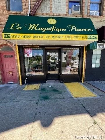 Store for rent, with flower equipment set to started your new flowe store business.