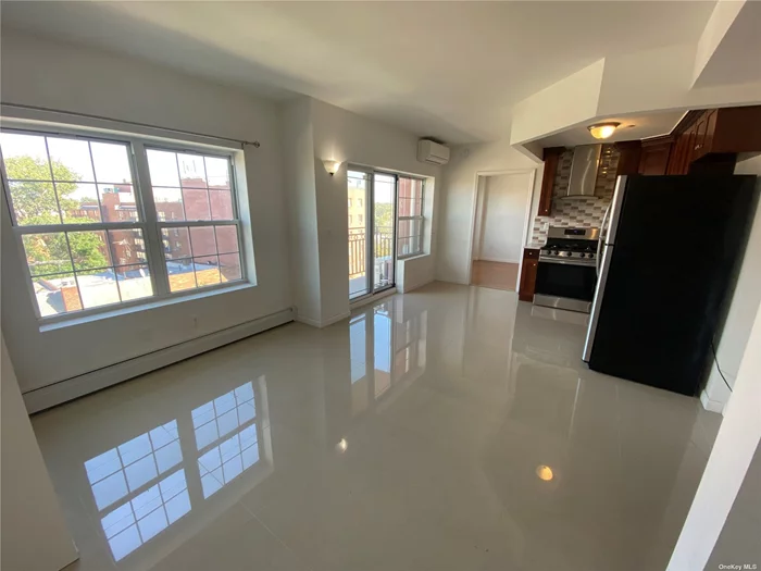 Stunning 1 Bedroom Unit with over 30&rsquo; of frontage on Parsons Boulevard. Modern apartment with tons of natural sunlight. Recently built building. Unit has plenty of storage and outdoor space.