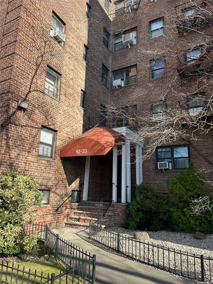 Welcome to this 3 room, 1 bedroom cooperative unit located in Briarwood. Featuring kitchen, livingroom/dningroom combo, one bedroom and 1 full bath. Parking (waiting list). Laundry room in basement.