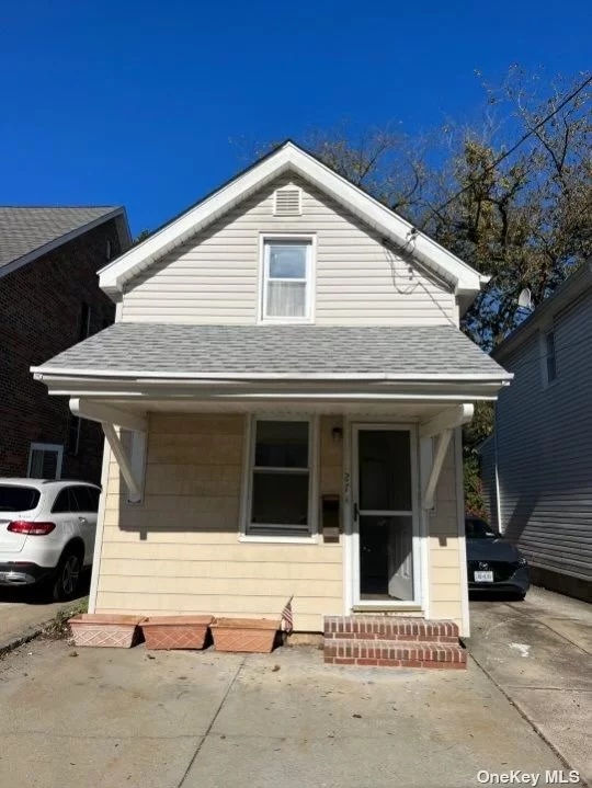 This is a small house with 1 Bedroom/office (bedroom), an ideal choice for those who appreciate a cozy, low maintenance lifestyle without sacrificing convenience. Don&rsquo;t miss out on this opportunity - schedule a viewing today!