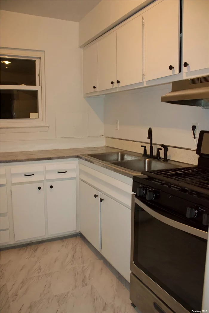 Two Bedroom Apartment with Breakfast Nook and Living Room. Located Close to Transportation