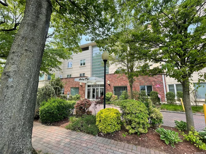 Great Neck South school district, Minutes to LIRR, 24 hour doorman & conceirge, Gym and Community Room. 2 car indoor Garged Parking, Large Duplex style, 2 bredrooms, 2.5 baths