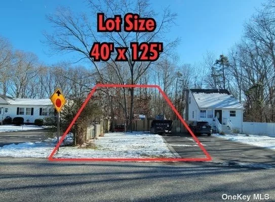 Level and lightly wooded lot about 40&rsquo;x125&rsquo; Owner willing to wait for a buyer to obtain permits. Owners have plans available for an affordable container home. The plot is located between 288 and 294 Commack Rd.