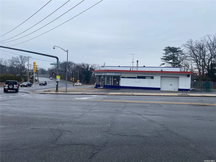 4000 square foot building, High traffic corner half acre lot located at traffic signal. Very busy corner in N. Massapequa positioned at stop light. Property has excellent traffic count, tons of parking ( currently 10 per 1, 000 ) and ideal demographics. Conveniently located to all local parkways