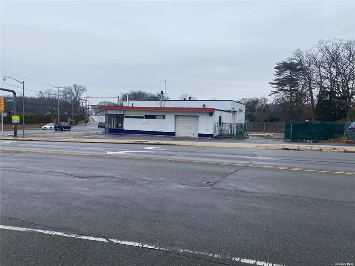 Freestanding 4000 square foot building, on half acres property on very busy corner in N. Massapequa positioned at stop light. Owner is willing to renovate to suit tenant or knocked down in favor of a new build or ground lease. The property has an excellent traffic count, plenty of parking and ideal demographics. Conveniently located to major parkways. Flexible lease terms, open to joint ventures. Approved plans for existing facility