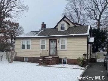 Endless possibilities in this expanded Cape on a huge 80x100 lot! Features a main floor with 2 bedrooms and den. Upper floor with separate entrance has 2 large bedrooms, an extra room and a full bath, also a large storage area. The basement has it&rsquo;s own entrance with 4 rooms and a full bath. Don&rsquo;t miss this one!