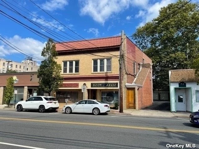 Retail storefront in excellent condition located in the heart of Lynbrook. Egress and parking.