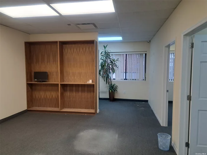 Excellent Location! Heavy commercial area in south Flushing. Well maintained building. Space 650sqft on the 2nd floor and space 600 sqft on the 3rd floor are available. Ready to move in. Elevator operated. Tax and Utility are included.