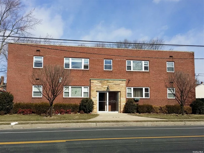 One Bedroom. Tuscany Cabinetry.Granite Countertop/Granite Floor/Stainless Appliances/Granite Bath/Plush Carpeting, Crown-Base Molding/High-hats/ Ceiling Fans/Window Trmts/Within Minutes to Farmingdale LIRR/Village. Nr. Route 110/Route 135. Prices/policies subject to change without notice.