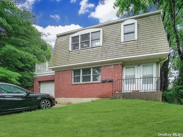 Bright and Renovated 2 Bedroom 2 Bath Rental in Roslyn School District. 2 Year Lease Preferred. This Apartment is the Upper Unit in 2 Family House. Washer/Dryer, 2-Car Tandem Driveway, Deck. All Wood Floors, Central Air, and Close To All Transportation, Restaurants, and Shopping.