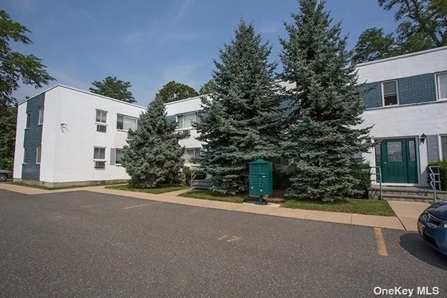 Ask about our Outstanding Move-In Specials!  One Bedroom. Tuscany Cabinetry.Granite Countertop/Granite Floor/Stainless Appliances/Granite Bath/Plush Carpeting, Crown-Base Molding/High-hats/ Ceiling Fans/Window Trmts/Within Minutes to Farmingdale LIRR/Village. Nr. Route 110/Route 135. Prices/policies subject to change without notice.