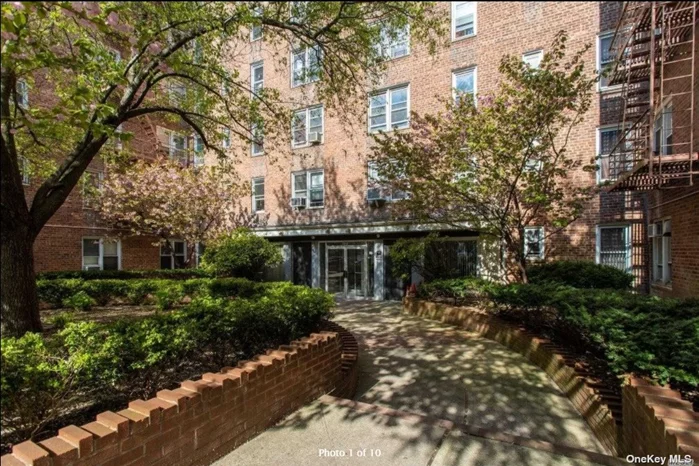 Sponsor Unit. No Board approval needed. Well maintained studio with newer kitchen. Located close to public transportation, restaurants, shopping, parks and major highways and expressways. Laundry room in building. Live in super.