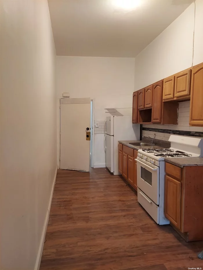 2 BR apartment featuring hardwood floors, kitchen with brand new granite counter top and new cabinets mounted on wall and base cabinets. Full bathroom, access to backyard. Accessible to LIRR, Q83 Bus.