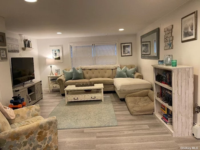 Long Beach East End -- garden level 4 room apartment - Open living room with dining room, kitchen with window over the sink, 2 unequal sized connecting bedrooms, private utility room with washer/dryer. Private side yard, ample street parking. Fresh & bright!