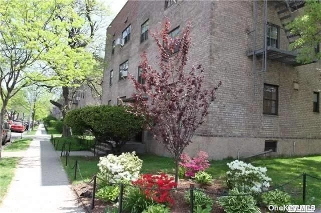 LOVELY 1 BR - FIRST FLOOR GARDEN APARTMENT. STEPS TO TONS OF SHOPPING & TRANSPORTATION ON UNION TURNPIKE & MAIN STREET. QUIET - GREEN LIVING. CO-OP APPLICATION