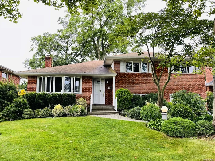 Beautfiul Split level in the heart of syosset. Four bedrooms, 3 full baths, large fully finished basement, Central AC, Heat, with great backyard space with Deck. Super convenient location, close to major highways.