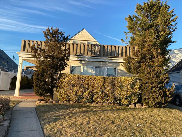 Fabulous Upper Unit with Large Deck, 1 Bedroom with Walk In Closet, Living Room/ Dining Room, Full Bath, Kitchen with Window, Close to Stores, Public Transportation, Beach & Boardwalk