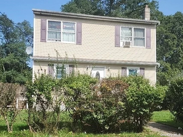 Exp Cape with 7 rooms 3 beds and 2 bath located in Amityville schools. Close to shopping, transportation and major roadways