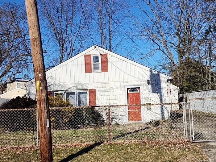 Ranch with 4 rooms 2 beds and 1 bath located in Lindenhurst Schools