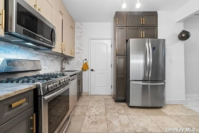 HUGE NEWLY RENOVATED 3 BEDROOM / 1 BATHROOM. ITALIAN MARBLE / GERMAN APPLIANCES/ WASHER & DRYER / PARKING FOR SEPERATE FEE. TENANT PAYS HEAT , ELECTRIC & GAS.