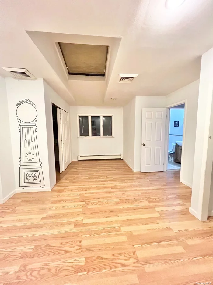 Apt in House 1 Bedroom/1 Full Bathroom on Second Floor Conveniently Located 1/2 Block To Waterfront Park And 2 Blocks To Bus. Very Quiet Neighborhood, The rent includes heating and water, and the tenant pays for electricity and cooking gas. no pets.